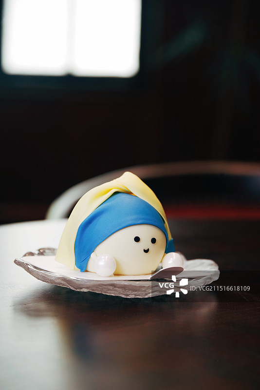 带珍珠耳环的少女蛋糕图片素材