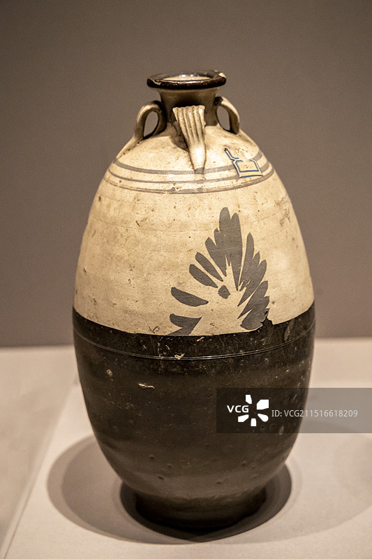 北京大运河博物馆“京津冀协同发展专题展”：白釉黑花四系瓶（元，河北省唐山市滦南县司各庄镇井二里出土）图片素材