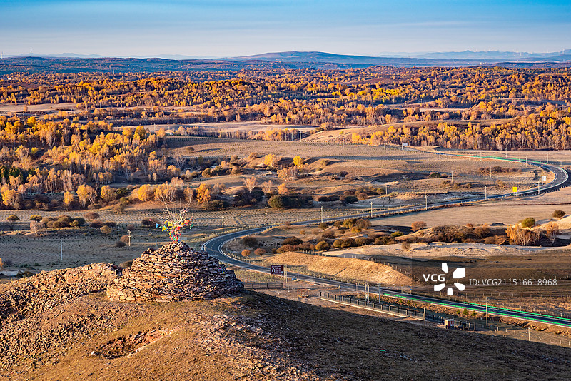 秋天内蒙乌兰布统草原山顶敖包秋景图片素材