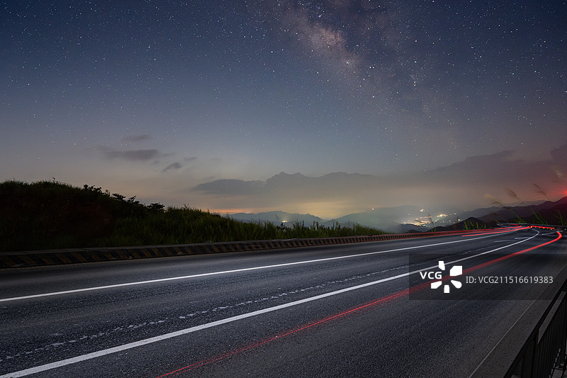 城市灯光星空下动感柏油路图片素材