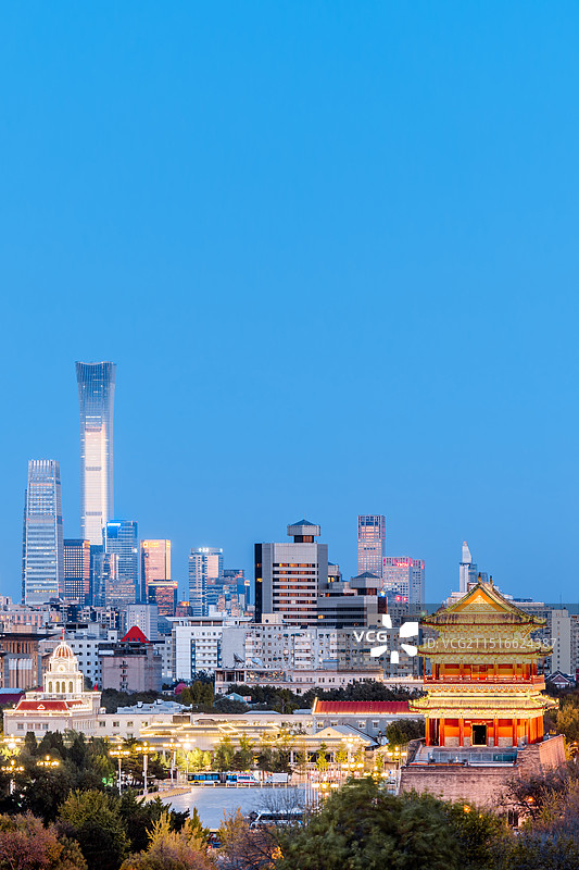 中国北京前门正阳门和国贸CBD天际线夜景风光图片素材