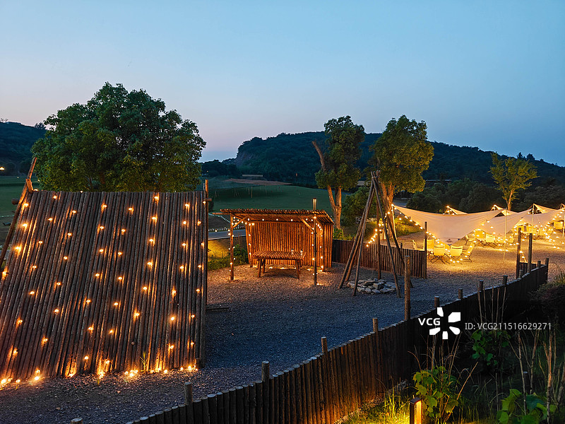 江苏 宜兴 隐龙谷 君澜酒店 营地 夜景 蓝调时分 灯光 露营灯图片素材