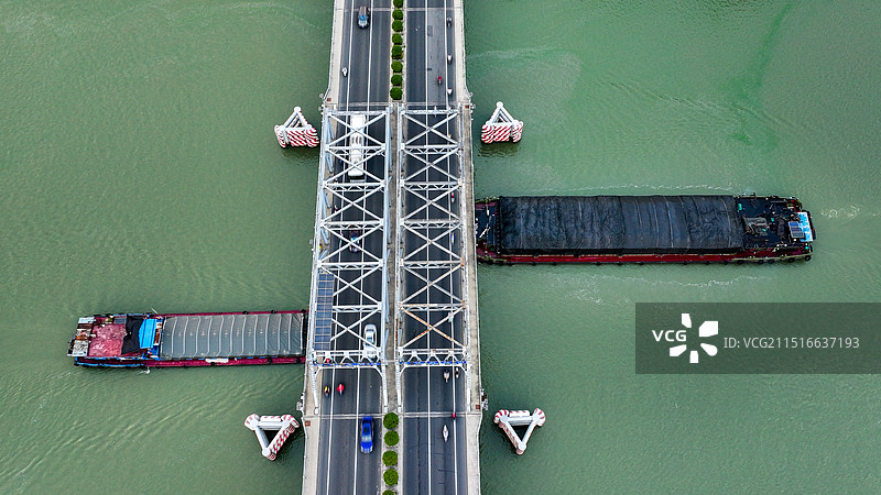 运河船穿过扬州京杭运河大桥图片素材