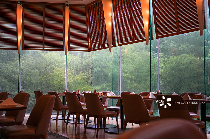 上海 东锦江 希尔顿逸林酒店  餐厅 落地窗 绿树图片素材