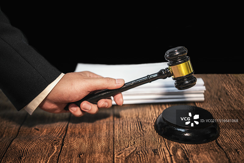法官拿着小木槌，特写图片素材