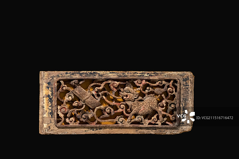 明代木雕，麒麟吐玉书图案图片素材