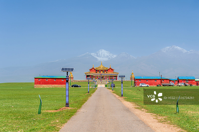 中国新疆巴音郭楞巴音布鲁克天鹅湖景区巴润寺图片素材