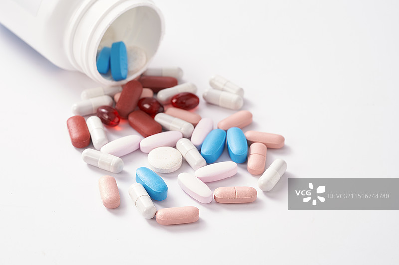 白色背景上的药片胶囊图片素材
