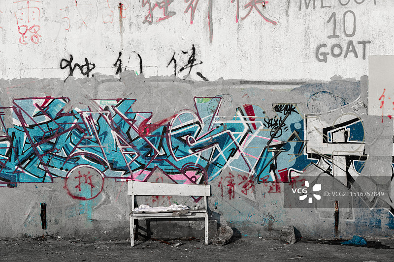废弃建筑旧墙上的涂鸦图片素材