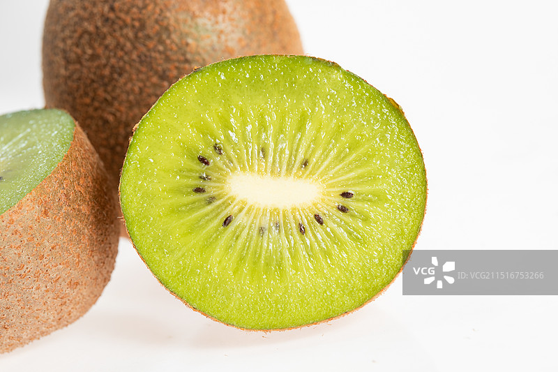 白色背景上的西安周至翠香猕猴桃切片图片素材