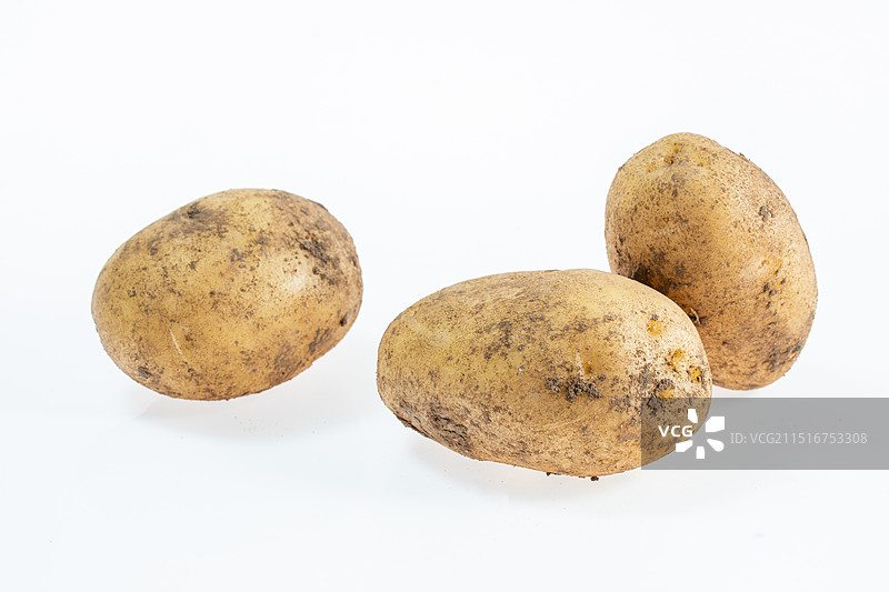白色背景上的刚收获的新鲜土豆图片素材