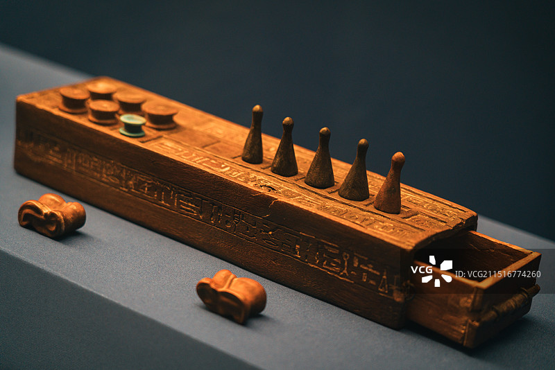 书吏卡的塞尼特棋盒与13颗棋子图片素材