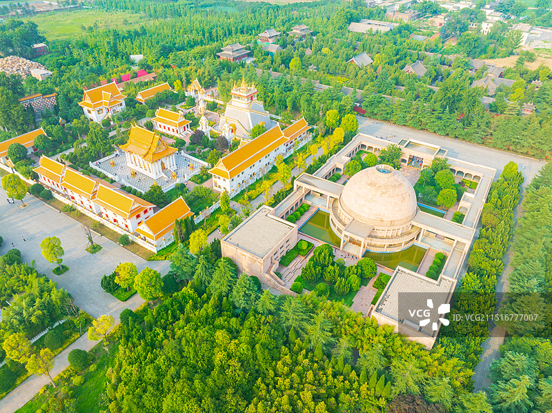 河南洛阳白马寺日落时分的东南亚寺庙图片素材
