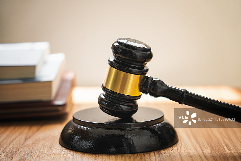 法律法槌、木槌在背景上的特写图片素材