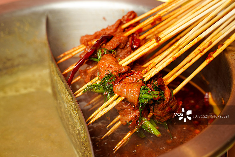 延安沾沾串串火锅麻辣孜然鸳鸯锅底麻辣烫香菜牛肉图片素材
