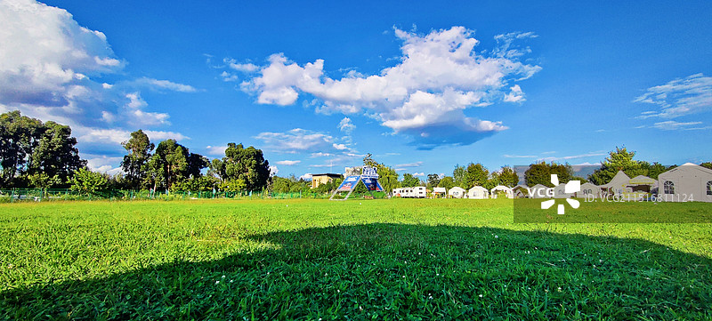 昆明海埂公园露营基地（蓝天白云下的绿草地）图片素材