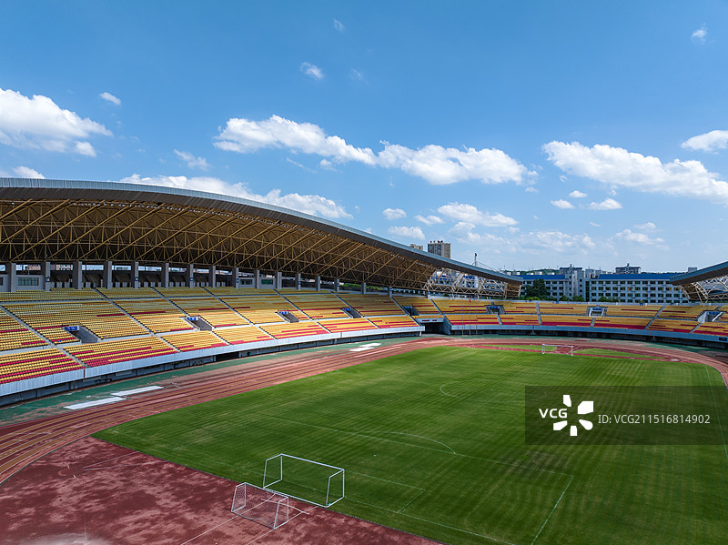 晴天蓝天白云 现代城市钢架结构建筑 奥林匹克体育广场 体育中心场内观众看台 足球场田径跑道 航拍鸟瞰图片素材