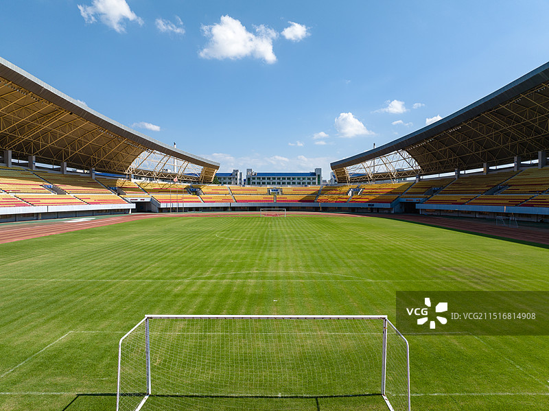 晴天蓝天白云 现代城市钢架结构建筑 奥林匹克体育广场 体育中心场内观众看台 足球场田径跑道 航拍鸟瞰图片素材
