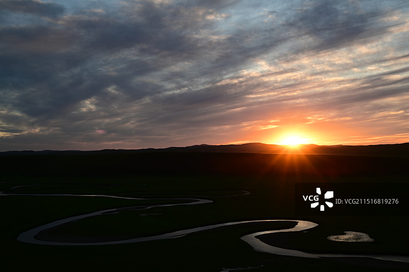 呼伦贝尔大草原，夕阳照在莫尔格勒河和旁边的爱心图片素材