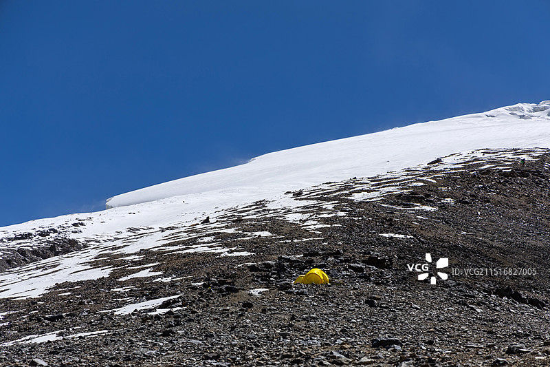 新疆慕士塔格峰ABC营地帐篷图片素材