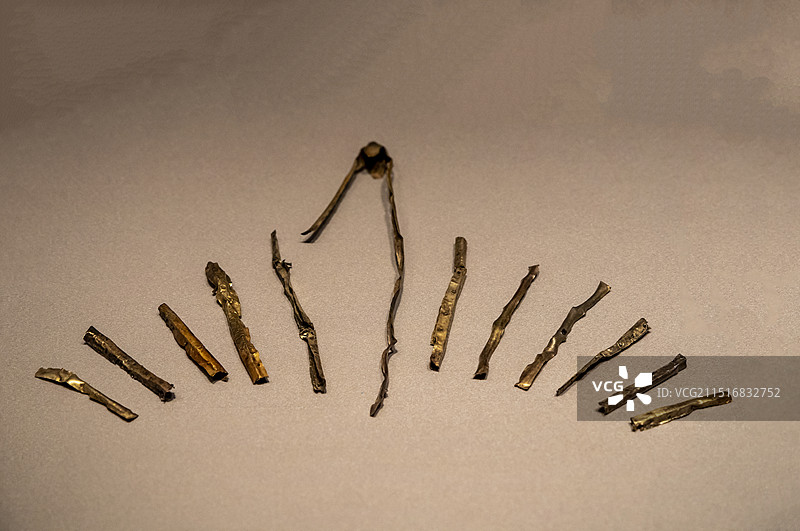 北京大运河博物馆“京津冀协同发展专题展”：头盔金饰件（汉，河北唐山市滦南县小贾庄汉代古战场遗址出土）图片素材