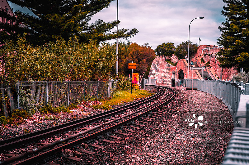 西澳大利亚，珀斯弗里曼特尔（Fremantle）小镇火车铁轨，承担这珀斯港口货物运输的作用图片素材