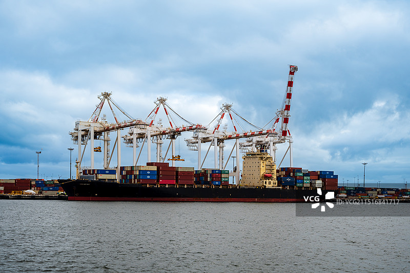 西澳大利亚珀斯的Fremantle小镇（弗里曼特尔）港口正在装卸货的货轮和集装箱船，中国制造走向世界图片素材