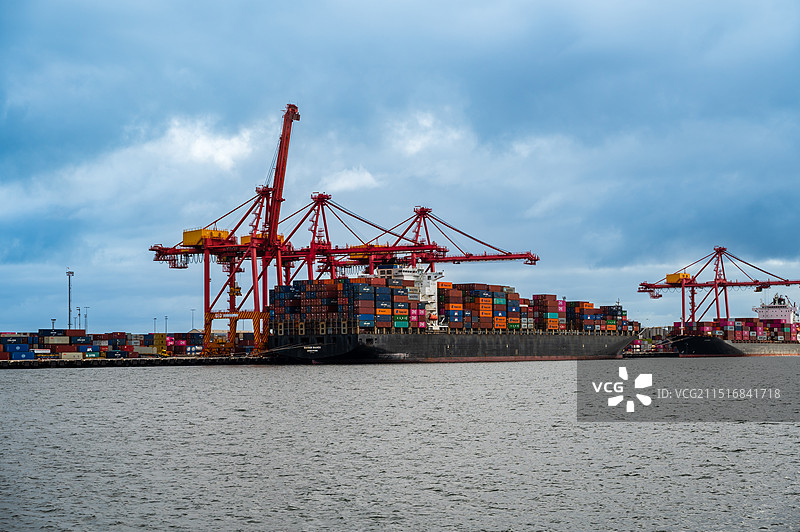 西澳大利亚珀斯的Fremantle小镇（弗里曼特尔）港口正在装卸货的货轮和集装箱船，中国制造走向世界图片素材