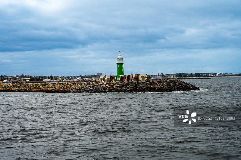 西澳大利亚珀斯的Fremantle小镇（弗里曼特尔）港口码头的海上灯塔，具有意境美图片素材