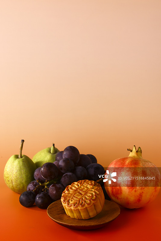 中秋五仁月饼和各种水果图片素材