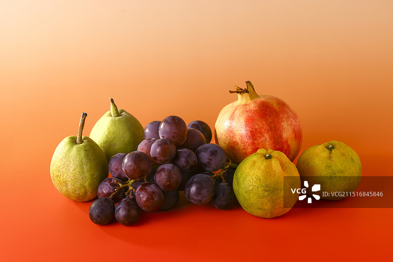 摆放在红色背景的各种水果图片素材