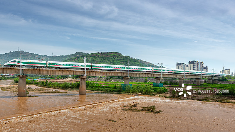 陇海铁路天水段上的复兴号图片素材