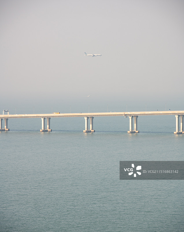 香港大澳虎山观景台远观港珠澳大桥图片素材