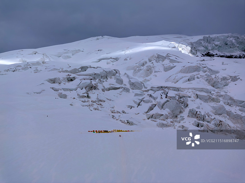 航拍攀登慕士塔格峰的登山队露营营地图片素材