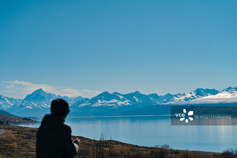 雪山前孤独的人物图片素材