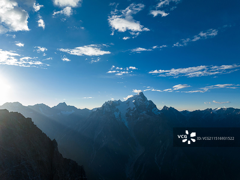 四川甘孜航拍爱德嘉峰雪山图片素材