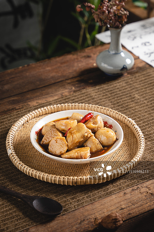 市井重庆老火锅四川火锅创意拍摄火锅菜品市井怀旧风格木桌上的火锅芋儿图片素材