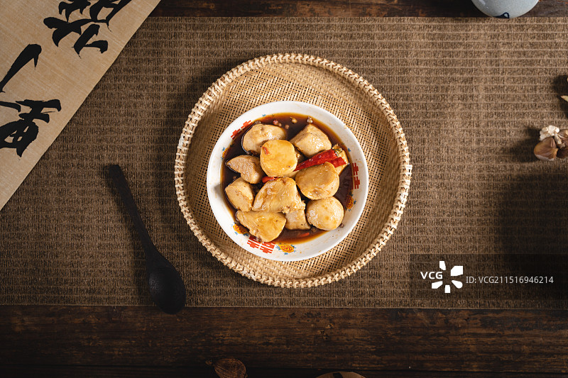 市井重庆老火锅四川火锅创意拍摄火锅菜品市井怀旧风格木桌上的火锅芋儿图片素材