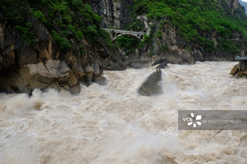 丽江虎跳峡景区金沙江汹涌奔腾图片素材