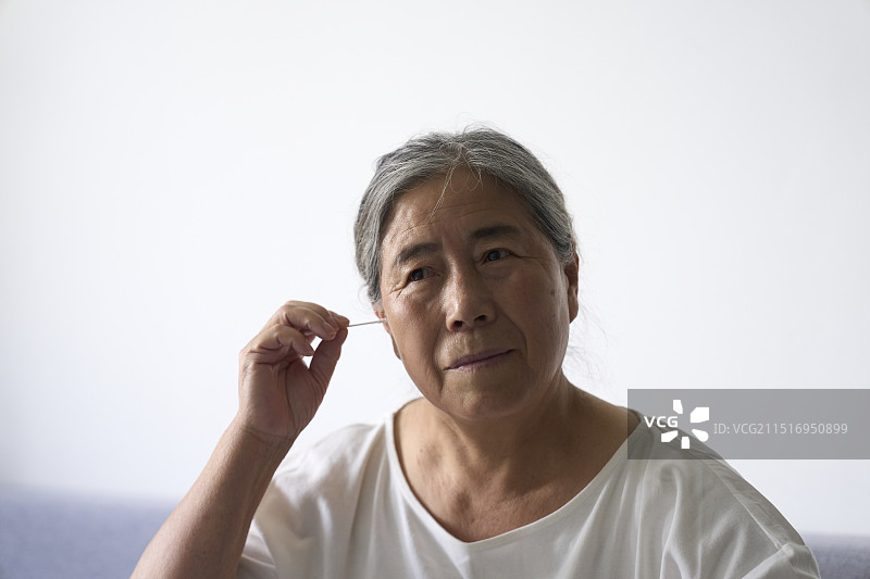 生病的中年女人图片素材