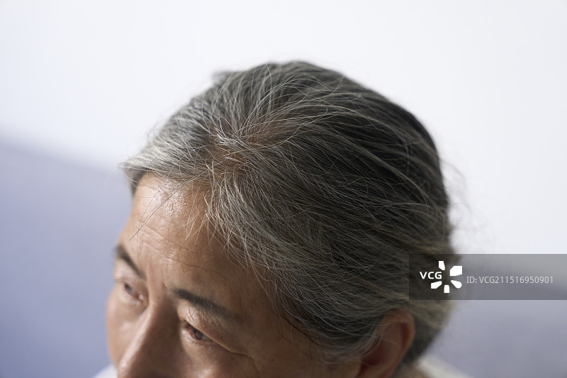 生病的中年女人图片素材