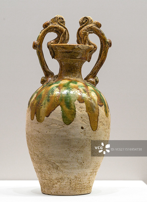 三彩双龙瓶_唐_跨湖桥遗址博物馆_尘中莲花_汉唐釉陶文物展图片素材