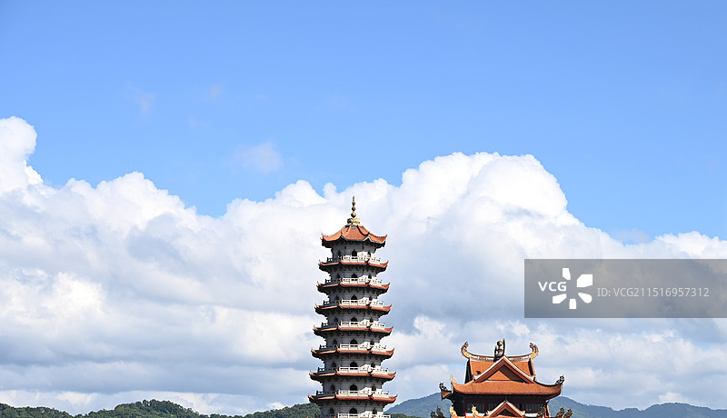 蓝天白云下的福州西禅古寺报恩塔和藏经阁图片素材