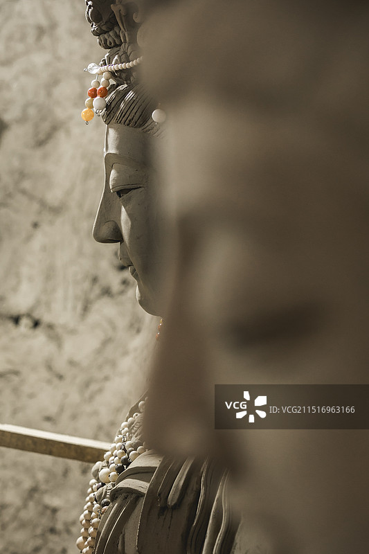 非物质文化遗产手艺人制作泥塑佛造像的局部特写图片素材