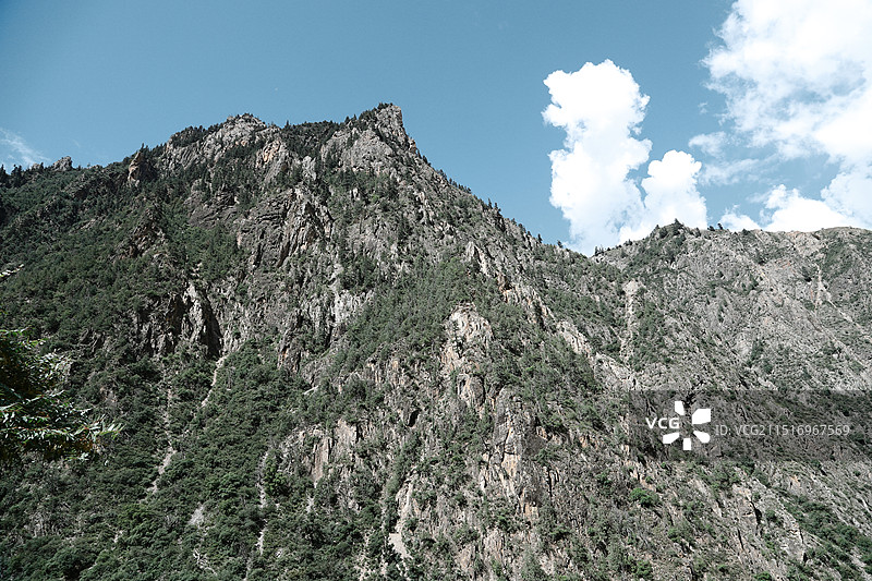 云南德钦，尼农峡谷北侧的高山图片素材