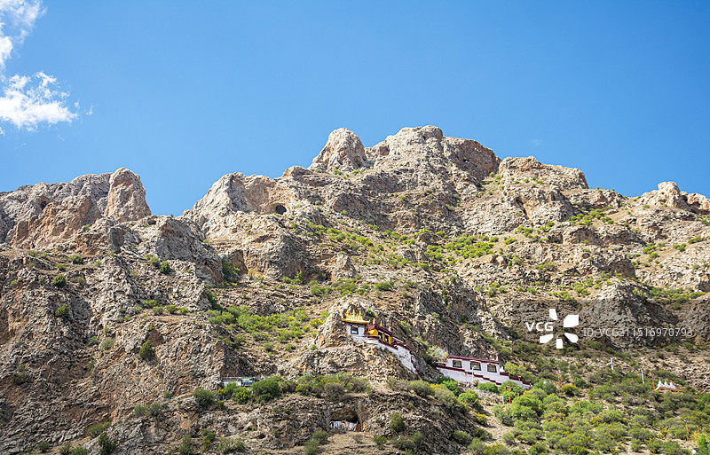 西藏悬崖上的扎叶巴寺图片素材