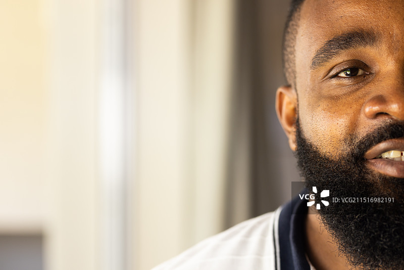 微笑的非裔男人室内特写肖像图片素材