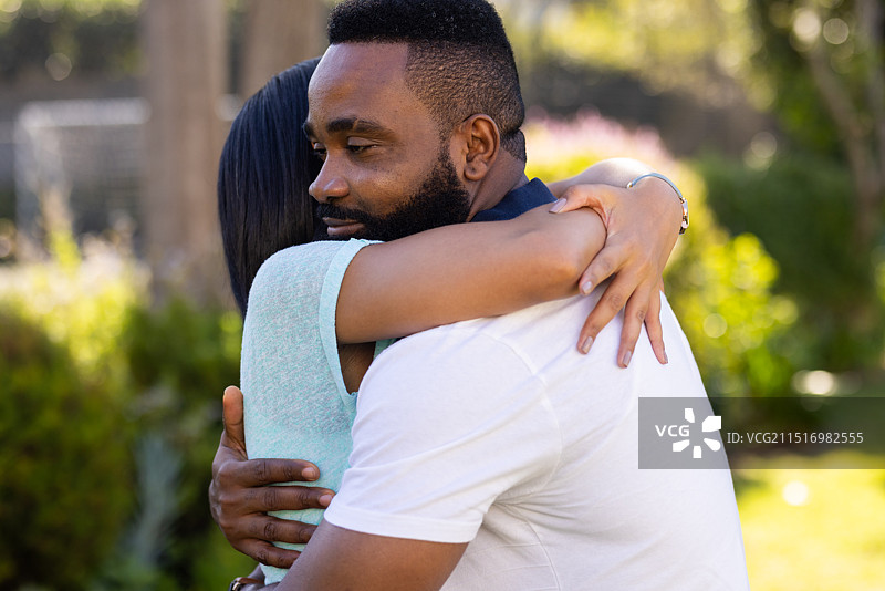 互相拥抱，男人和女人在户外分享安慰的时刻图片素材