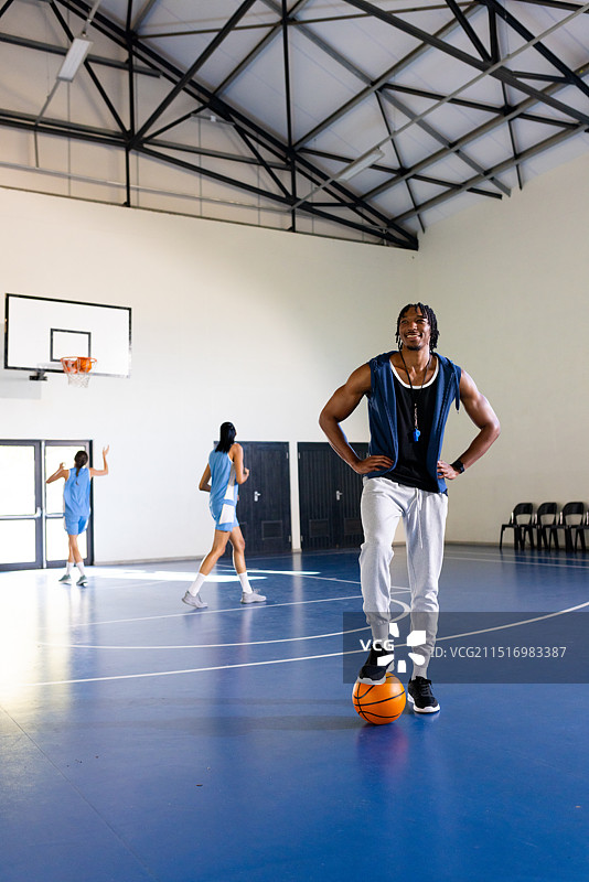 打篮球，非裔美国男人，女选手在健身房练习，留白图片素材