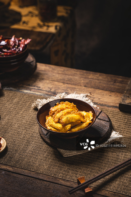 重庆老火锅四川火锅创意拍摄菜品怀旧复古风格木桌上的炸饺子图片素材